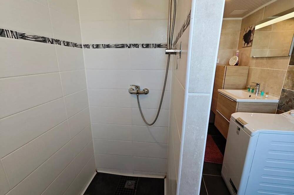 Apartamento entero, Apartamento 'Top Entre Mer Et Montaña' con Piscina Privada, Wi-Fi y Aire Acondicionado in Thézan-lès-Béziers, Region de Béziers