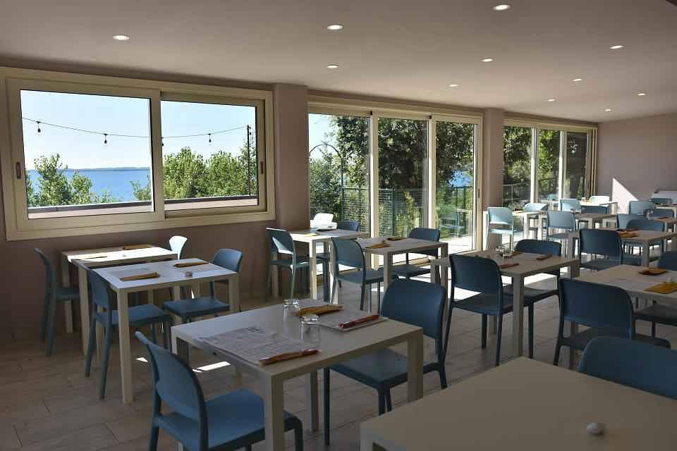 Stacaravan met terras met uitzicht op het meer, zwembad en airconditioning in Padenghe sul Garda, Garda Bergen
