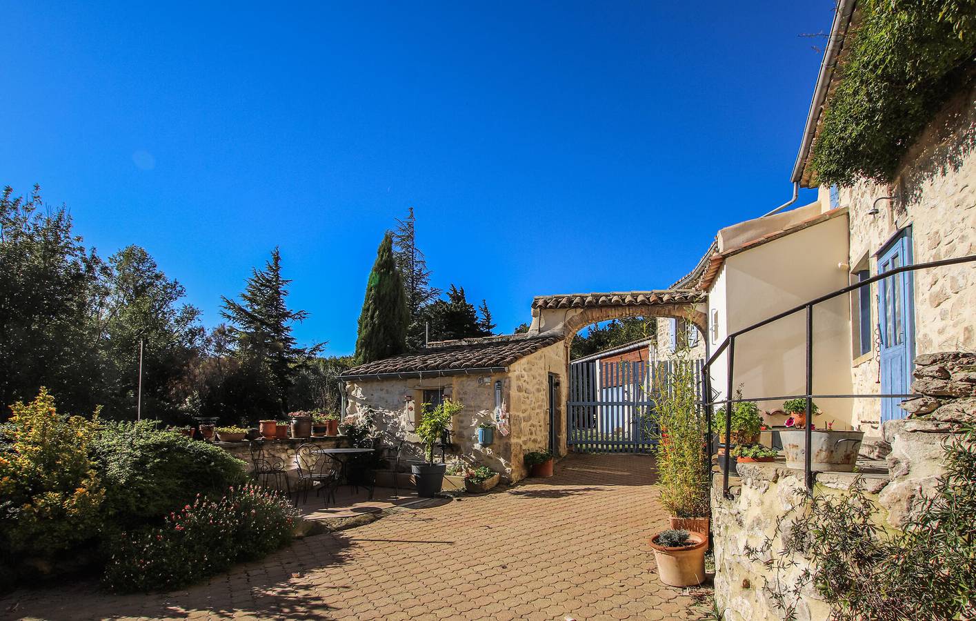 Spacious 165sqm Apartment | Parking, TV, Garden | Near Ruisseau d'Aleyrac in Salles-sous-Bois, Nyons und Umgebung