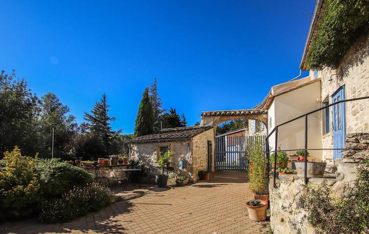 Spacious 165sqm Apartment | Parking, TV, Garden | Near Ruisseau d'Aleyrac in Salles-sous-Bois, Région de nyons