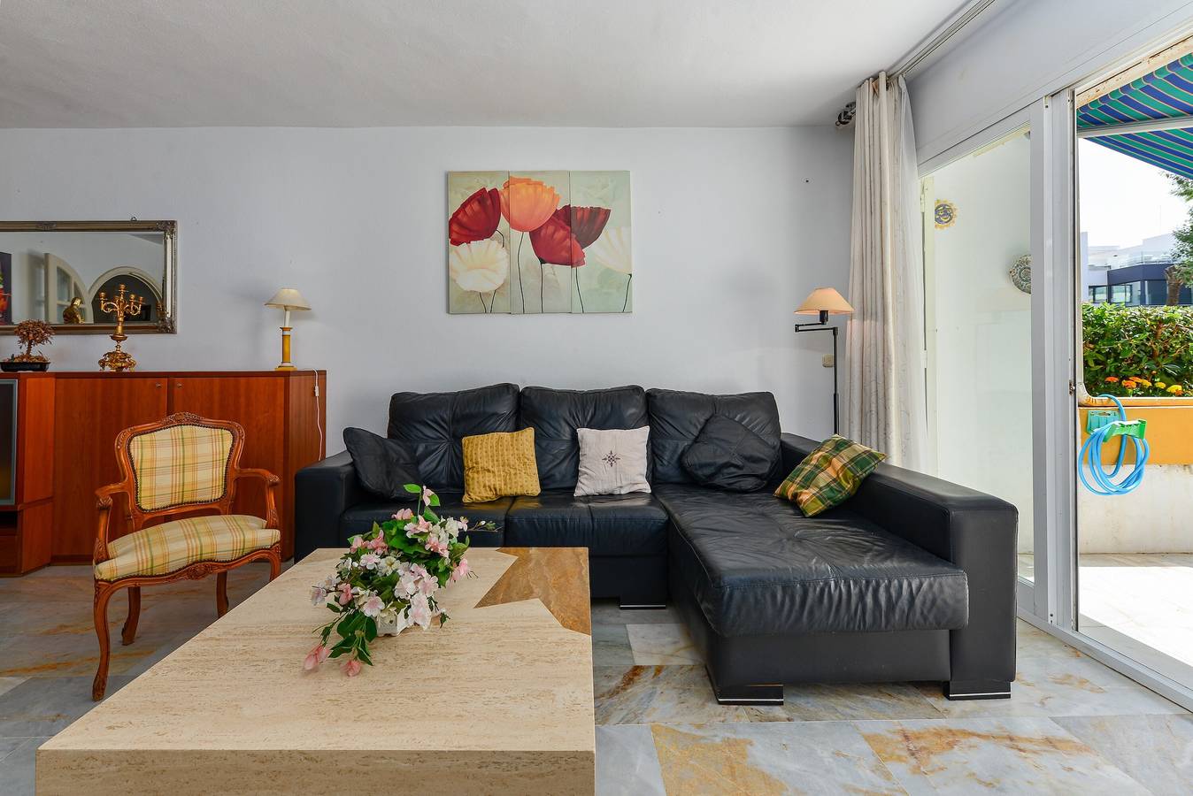 Ruime villa aan het strand met uitzicht op zee, tuin & Wi-Fi in Playa de Guadalobon, Estepona
