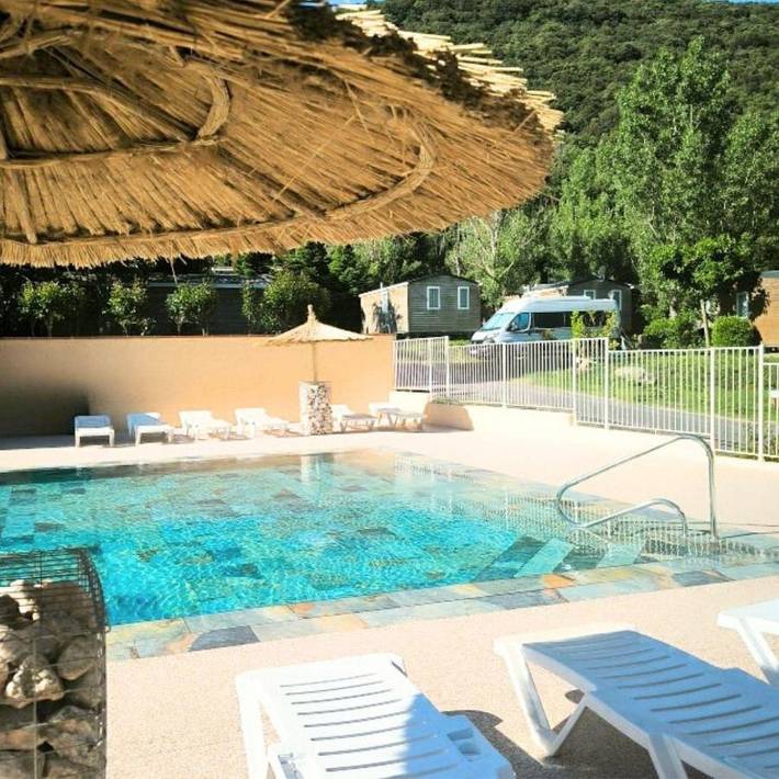 Camping pour 6 personnes, avec bassin pour enfant ainsi que jardin et piscine