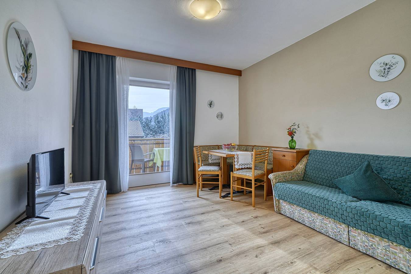 Ganze Wohnung, Ferienwohnung 'Rosalie 10' mit Bergblick, Gemeinschaftspool und Wi-Fi in Niederlana, Lana