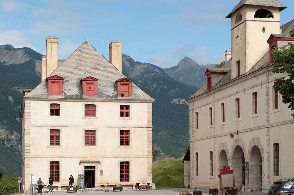 Ganze Wohnung, The Officers' Pavilion is a unique accommodation located in the heart of the Vau in Mont-Dauphin, Nationalpark Écrins