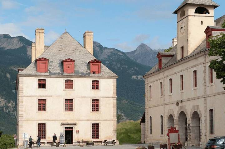 Ganze Wohnung, Der Officers' Pavilion ist eine einzigartige Unterkunft im Herzen der Vau in Mont-Dauphin, Nationalpark Écrins