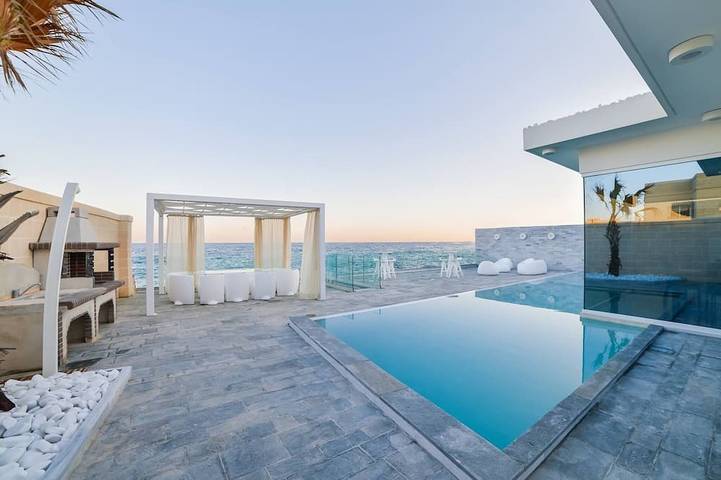 Villa with pool for 17 people, with hot tub and garden as well as sauna in Malta