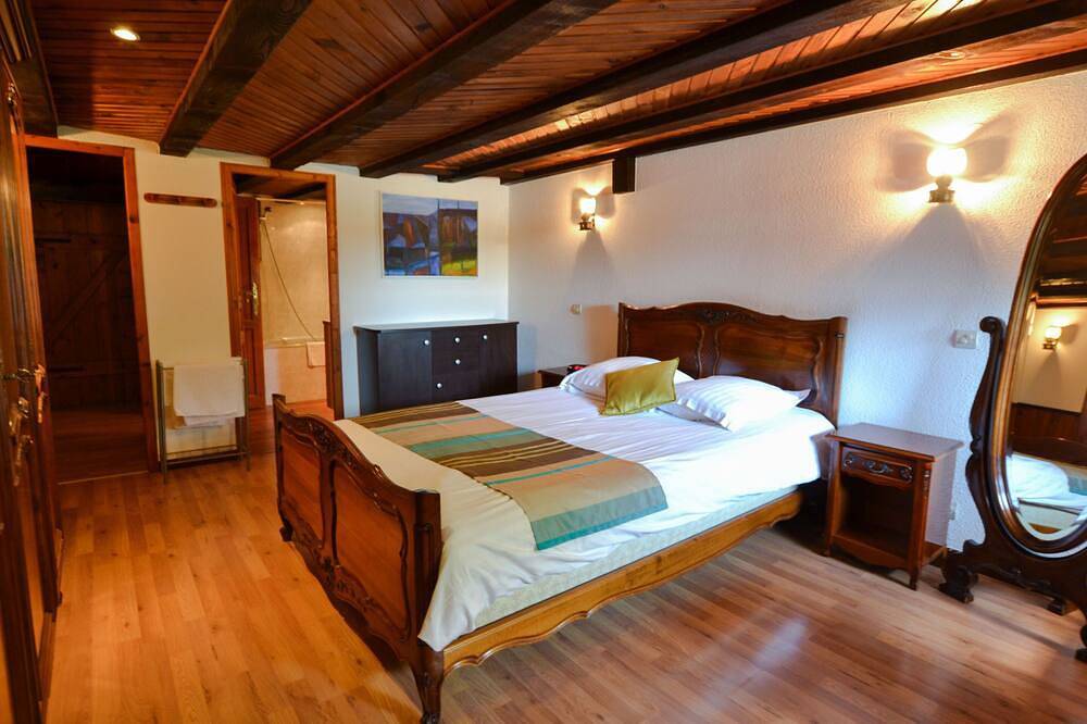 Gîte rurale, piscine couverte et spa, aire de jeux in Ostheim, Région de Ribeauvillé