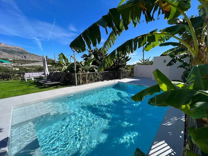 Casa rural para 12 personas, con jardín además de piscina y vistas en Callosa de Ensarriá