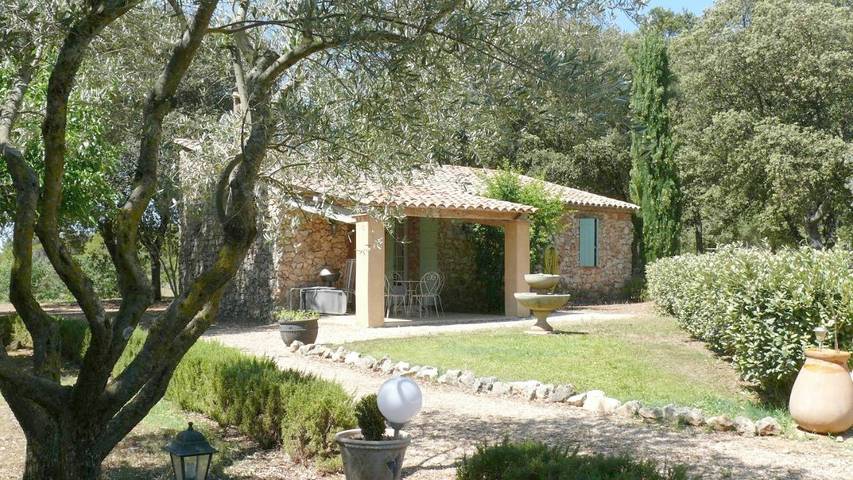 Location de vacances pour 2 personnes, avec Terrasse et Jardin ainsi que Piscine et Vue à Moissac-Bellevue