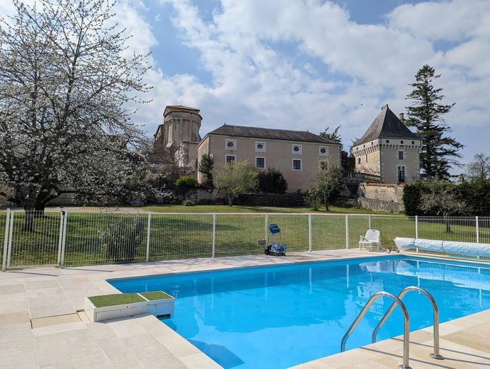 Gîte pour 6 personnes, avec terrasse ainsi que jardin et piscine en Charente - 4