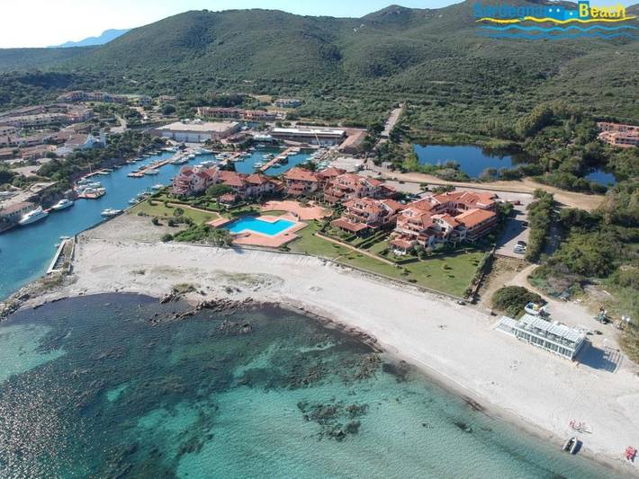 Appart’hôtel pour 2 personnes, avec Terrasse ainsi que Jardin et Piscine à Golfo Aranci
