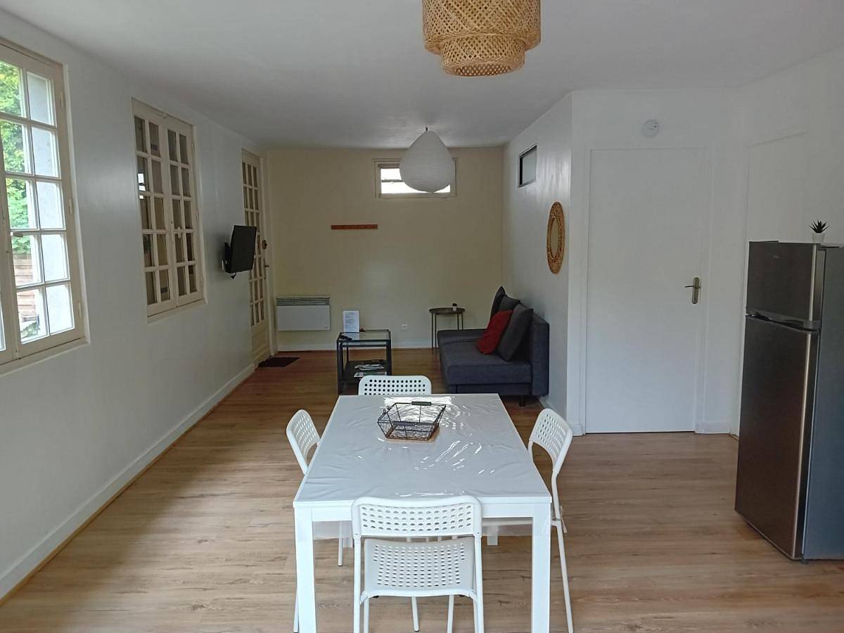 Appartement entier, One-Bedroom Apartment in Montcaret, Périgord Pourpre