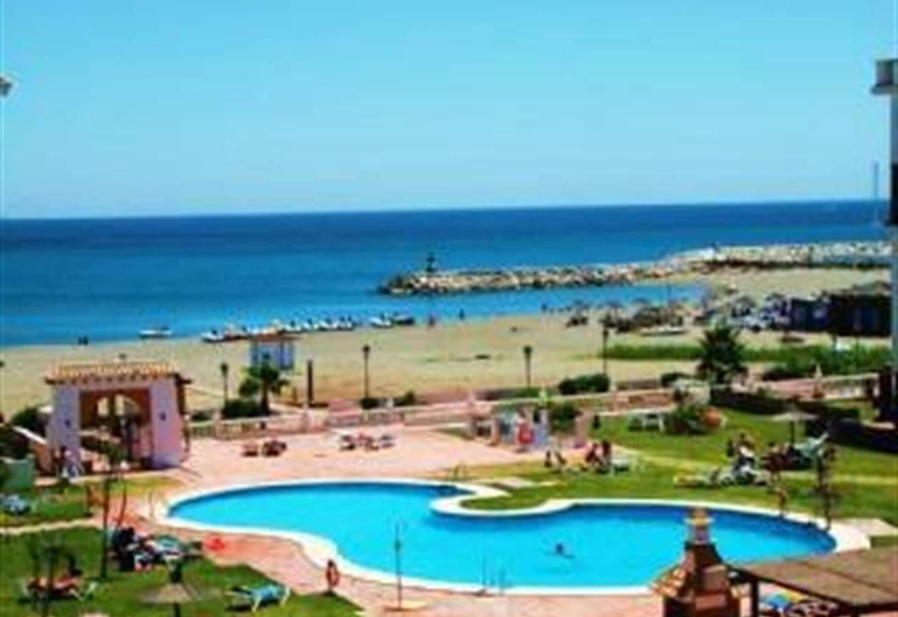 Entire apartment, Frontline Beach Apartment - Superb !!  in La Duquesa, Manilva