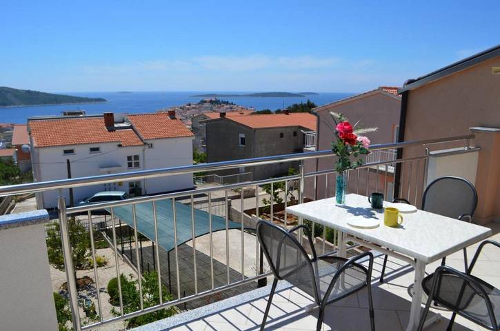 Apartament wakacyjny dla 2 osób, z ogród i widok oraz taras w Primošten