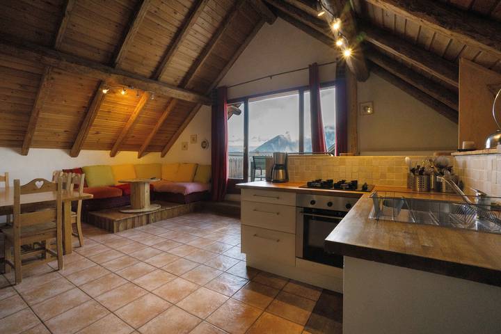 Apartamento entero, Apartamento 'Les Combles' con vistas a la montaña, terraza privada y Wi-Fi in Albiez-Montrond, Región de Saint-Jean-de-Maurienne