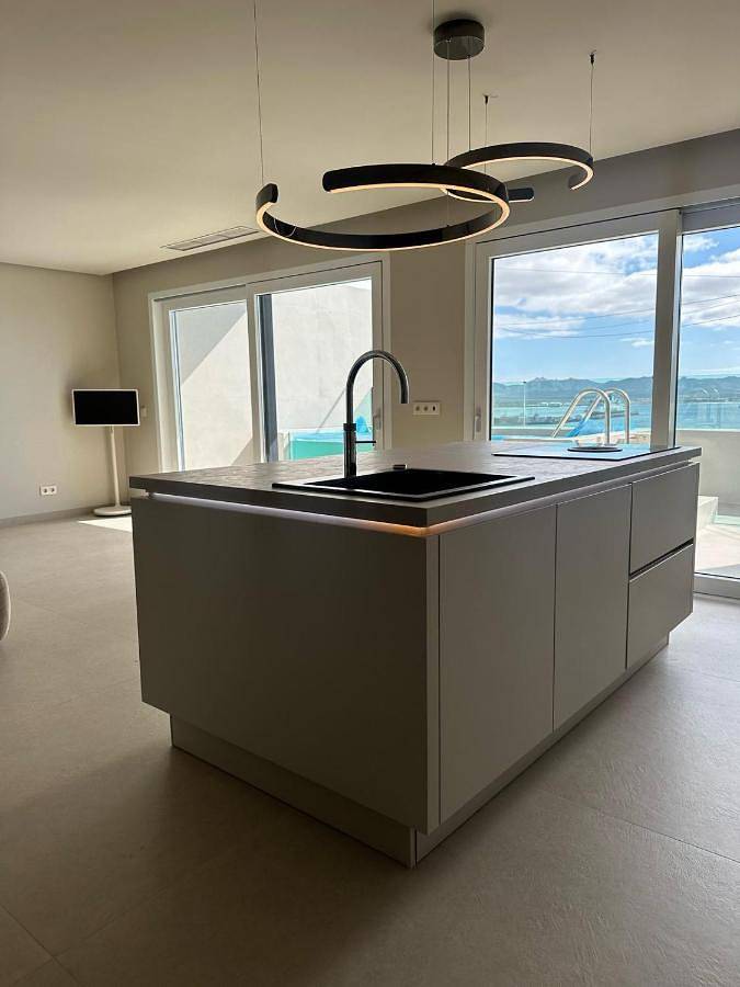 Appartement de vacances pour 4 personnes, avec vue et balcon ainsi que vue sur le lac et piscine