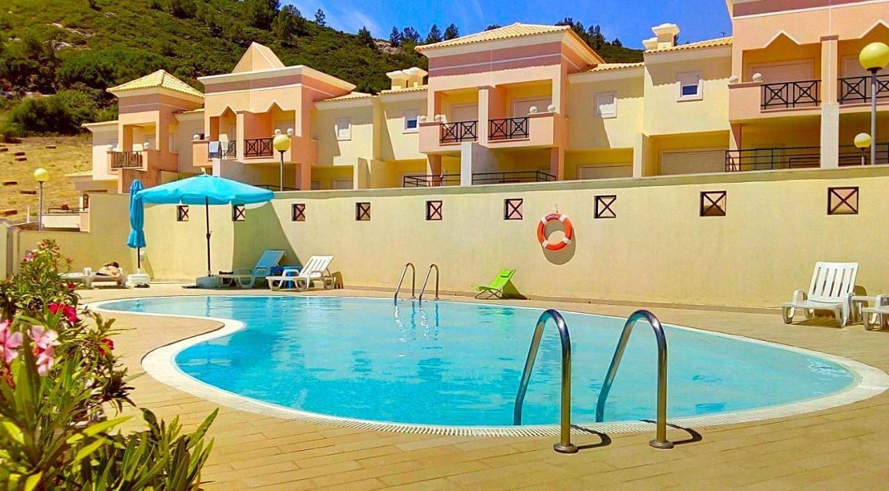Sesimbra Oceanview Luxury Duplex with Pool & Gym near Lisbon in Praia do Ouro, Sesimbra (Castelo)