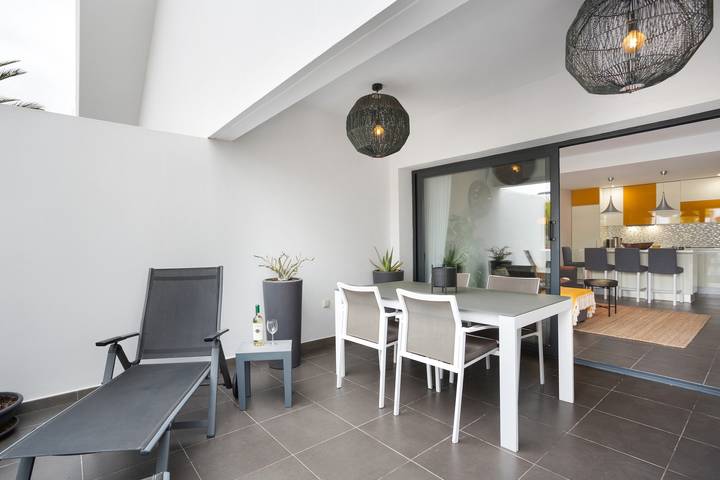 Apartamento entero, Apartamento vacacional 'Infinity Casilla' con vistas a la montaña, piscina y Wi-Fi in La Oliva, Fuerteventura