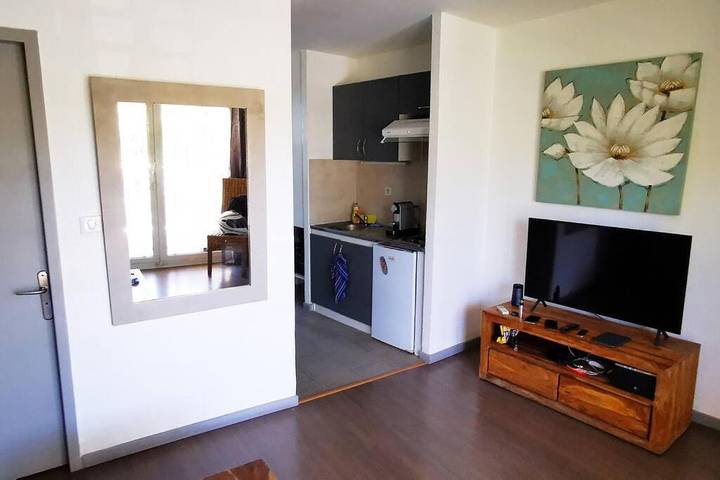 Gîte pour 4 personnes, avec terrasse ainsi que vue et piscine dans Plage de l'Hermitage - 2