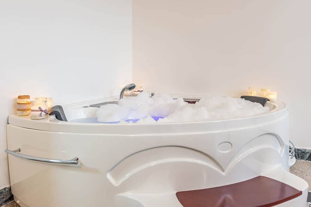 The Room of Felline 100 with Whirlpool and Private Terrace in Felline, Golf von Tarent