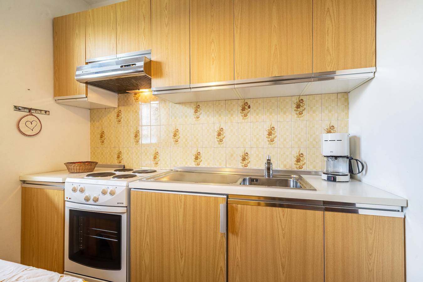 Apartamento entero, Apartamento vacacional "Rotsteinhof Abendrot" con balcón y Wi-Fi in Verano, Alpes de Sarntal