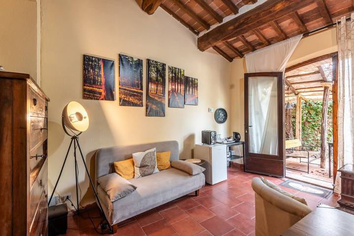'Arco - Antiche Dimore' with Shared Pool, Wi-Fi and Air Conditioning in Murlo, Siena Province