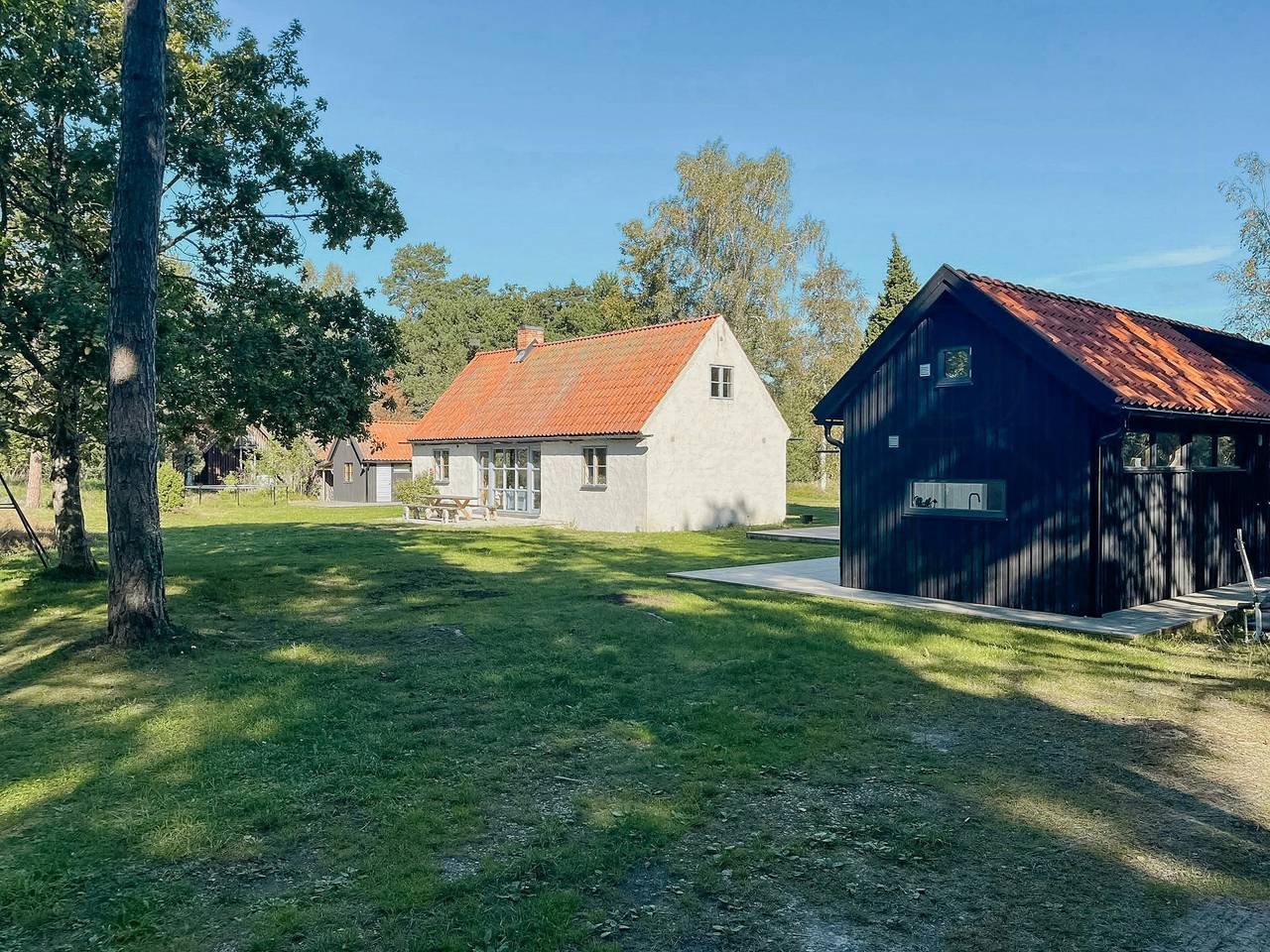 Helles Haus mit Blick auf den Sonnenuntergang über dem Ekeviken auf Fårö in Fårö, Gotland