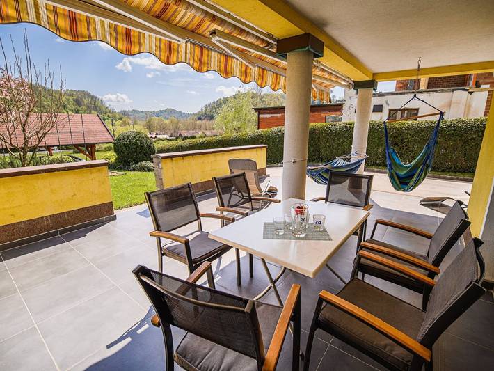 Ferienwohnung für 9 Personen, mit Terrasse und Garten, kinderfreundlich