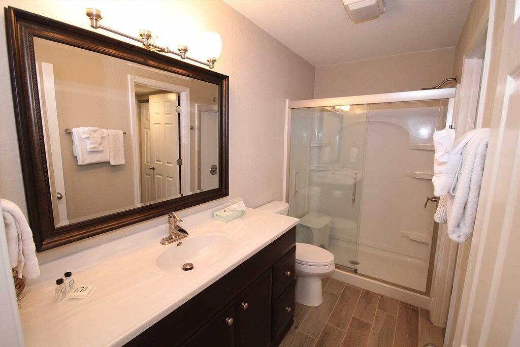 Ganze Wohnung, Alles Neu! Renoviert 2018, komplett neue Küche, Bad, Böden, Möbel und mehr! in Osage Beach, Lake of the Ozarks