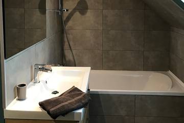 Location de vacances pour 8 personnes, avec jardin ainsi que terrasse et jacuzzi dans Parc Bagatelle