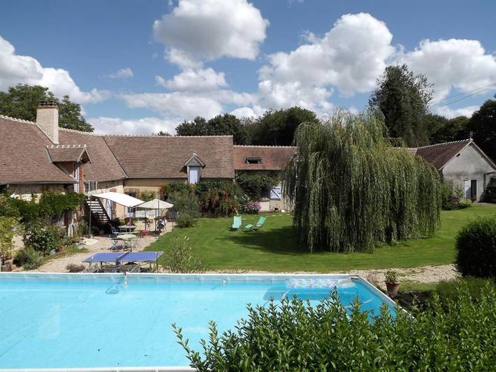 Location de vacances pour 3 personnes, avec Terrasse et Jardin ainsi que Bassin pour enfant et Piscine à Ivoy-le-Pré