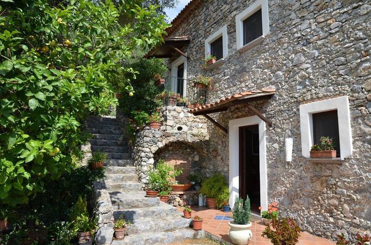 Casa vacanza per 2 persone, con balcone e panorama nonché giardino a San Giovanni a Piro