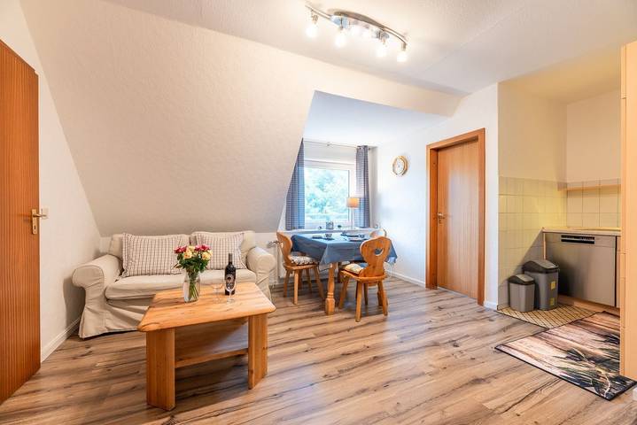 Ferienwohnung für 3 Personen, mit Balkon und Garten sowie Ausblick in Midlum - 2