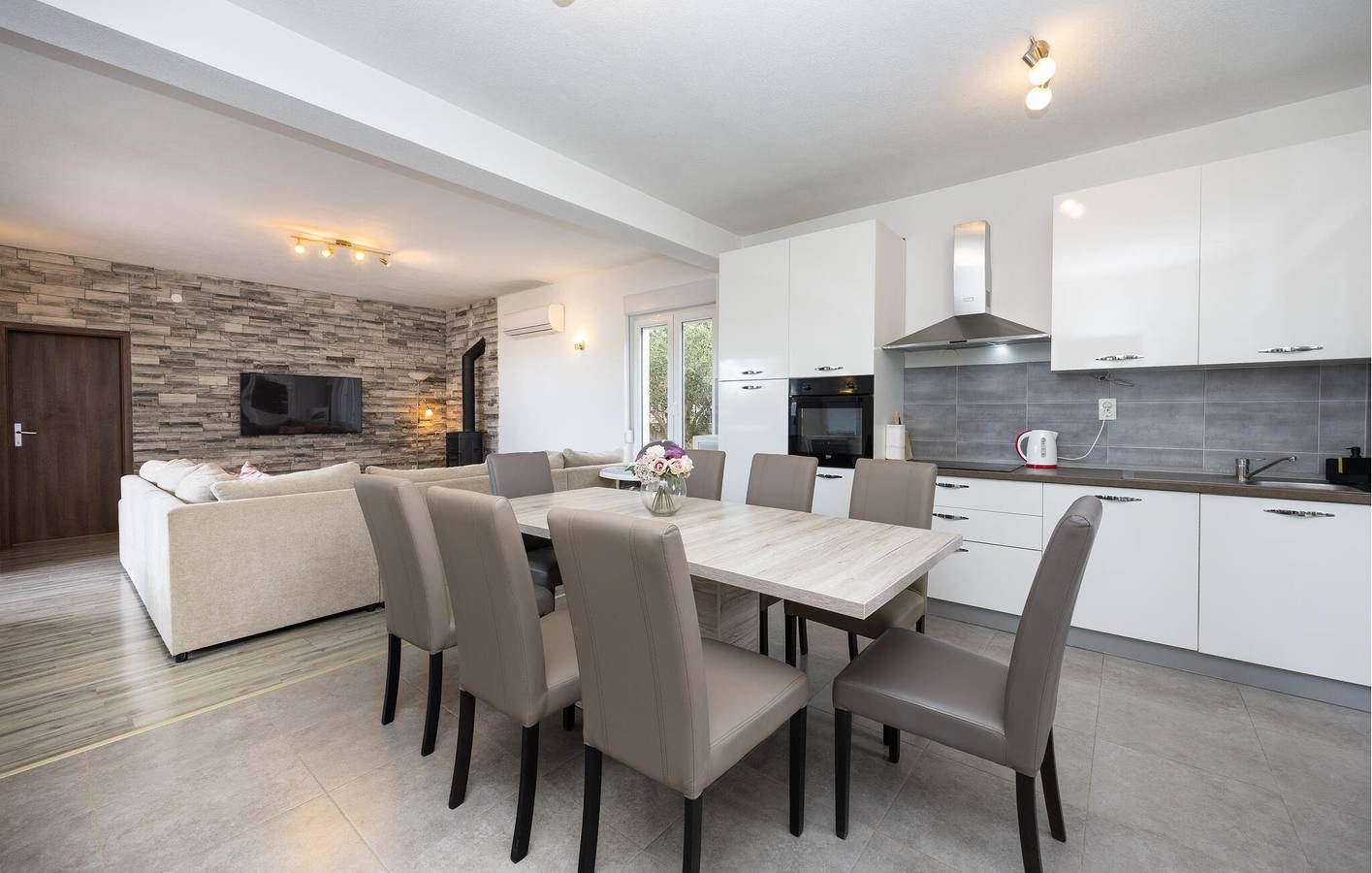Ferienhaus für 12 Personen mit Terrasse in Kastel Stafilic, Kaštela
