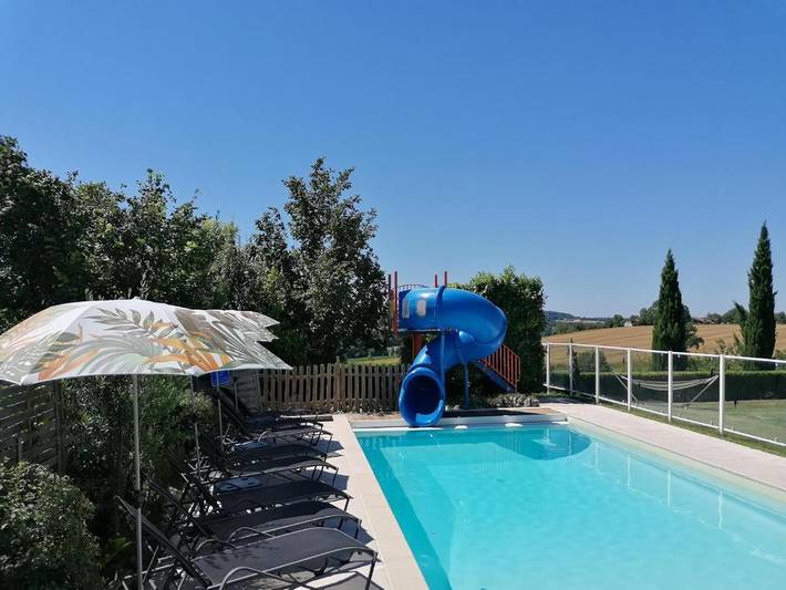 Location de vacances pour 10 personnes, avec Terrasse ainsi que Jardin et Piscine à Lusignac