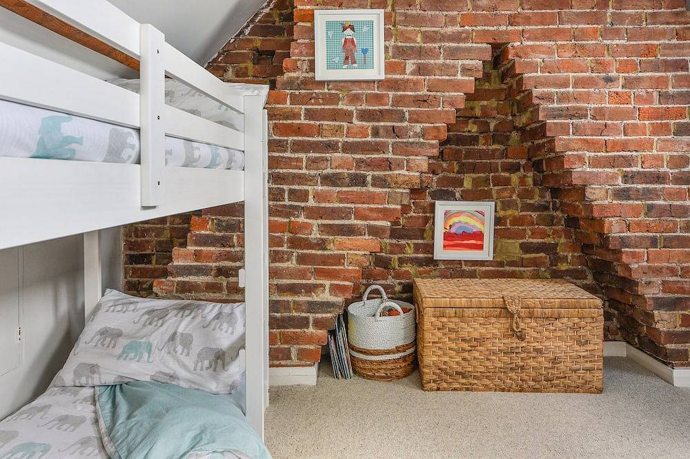 Chichester City Centre Home by Canal with garden. in Chichester, West Sussex