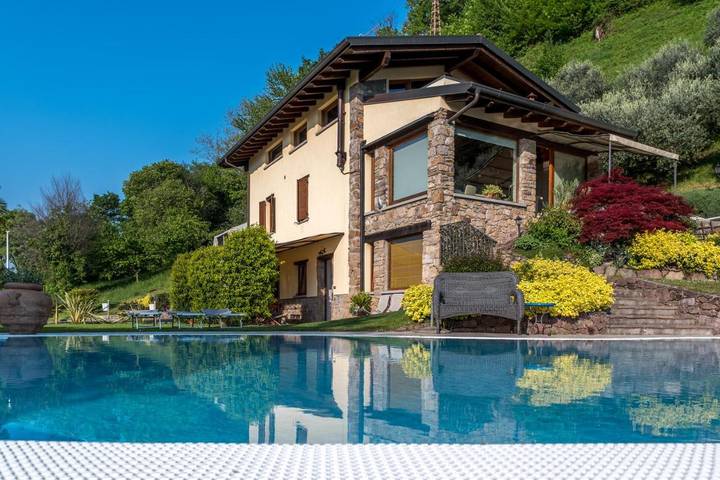 Ferienhaus für 5 Personen, mit Balkon und Whirlpool sowie Terrasse und Garten