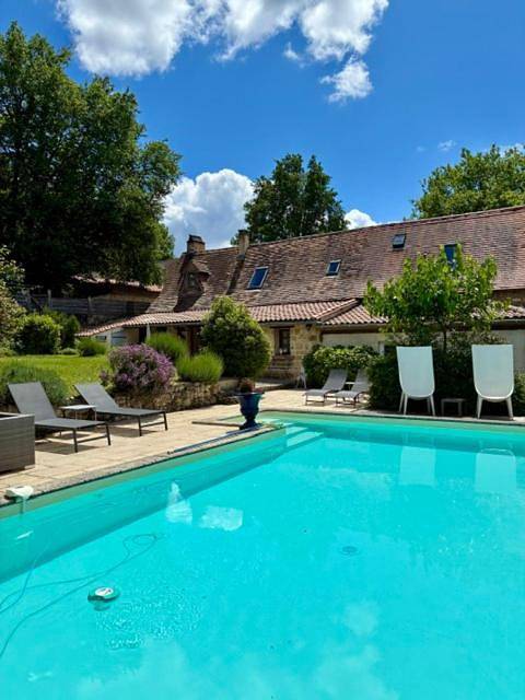 Location de vacances pour 8 personnes, avec jardin et piscine à Lembras
