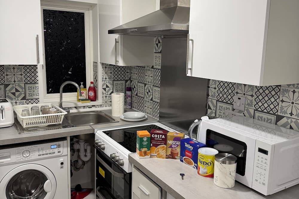 Entire apartment, Stylish Modern Gatwick\nstudio, Free Parking, Free Wifi in Crawley, West Sussex