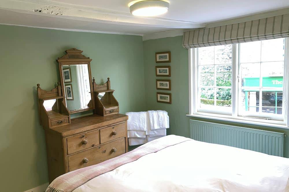 Landgate Cottage is opposite the 14th Century entrance to historic Rye town in Rye, East Sussex