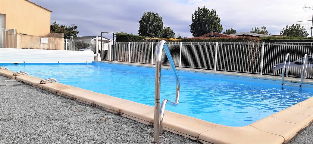 Camping pour 4 personnes, avec jardin et bassin pour enfant, adapté aux familles