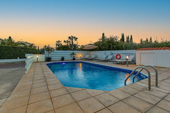 Villa for 6 people, with garden and balcony in Coral Bay (Cyprus)