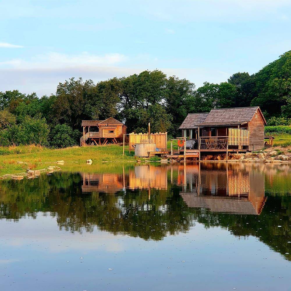 La cabane spa au bord de l'eau Hoëdic : pour un moment unique en Bretagne in Ploemel, Côte des Mégalithes