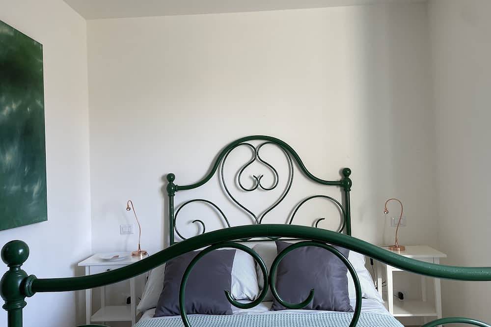 Modern Farmhouse surrounded by vineyard/olive groves, 5 min from the town center in San Quirico d'Orcia, Orciatal
