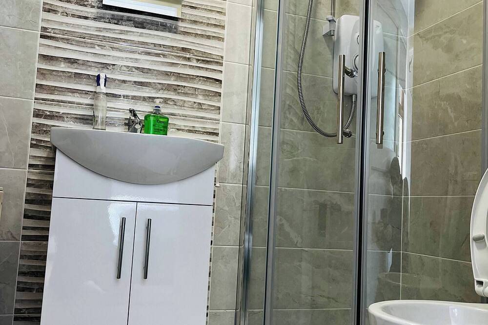 Ganze Wohnung, Kleines Studio mit 1 Doppelbett und eigenem Bad in Nenagh, Lough Derg