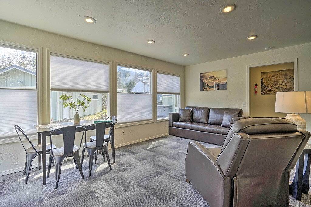 Cabin w / Hot Tub & Views 1 Meile zum Alyeska Resort! in Girdwood, Anchorage