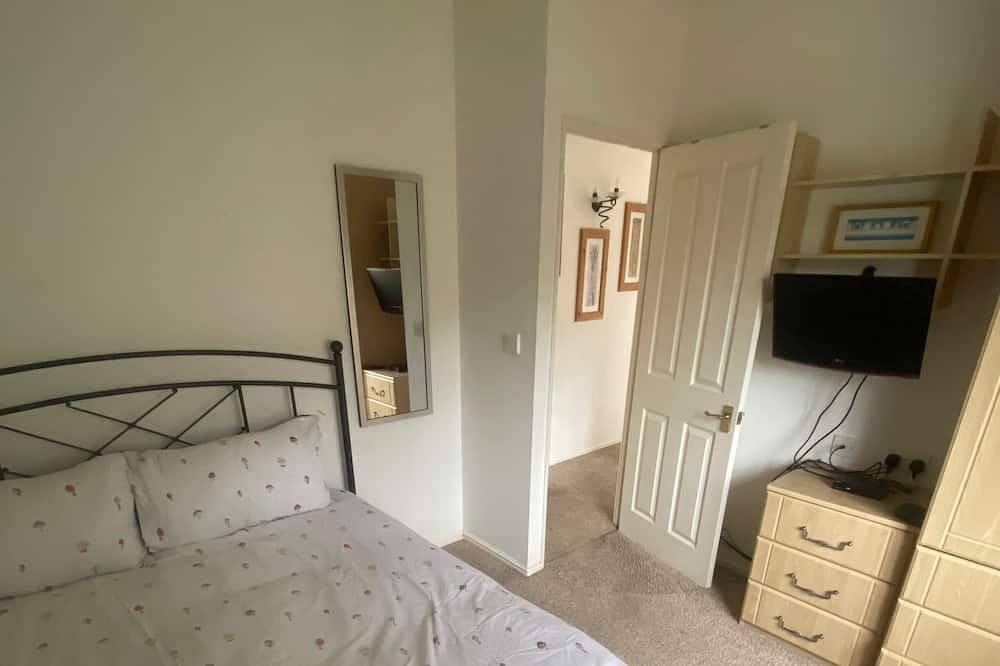 Kingfisher Cosy Lakeside Lodge in Carnforth, Lancashire