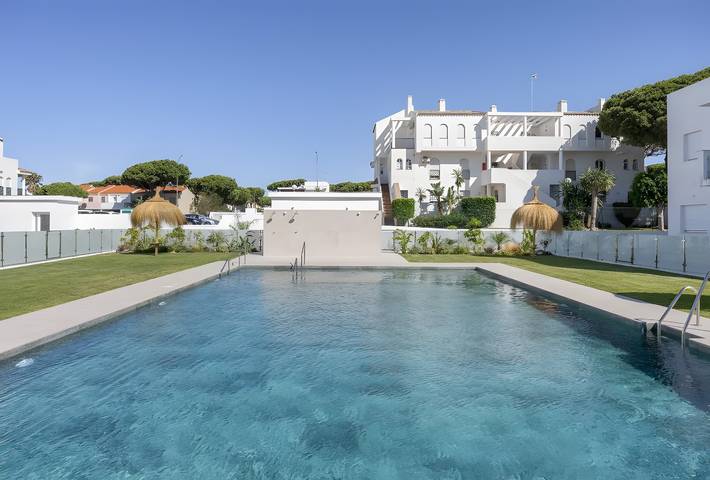 Hel lejlighed, Apartment 'Los Drogos Edificio B, Bajo C' with Shared Pool, Wi-Fi & Air Conditioning in La Barrosa, Chiclana de la Frontera