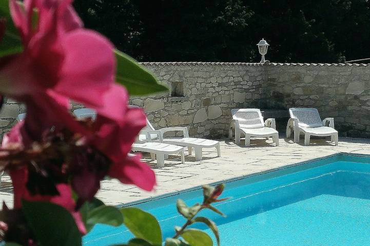 Maison de vacances pour 4 personnes, avec jardin ainsi que terrasse et piscine, animaux acceptés à Grospierres