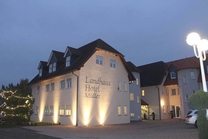 Hotel für 4 Personen, mit Terrasse und Garten in Großostheim